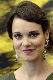 Camille Rutherford as Jeune femme toxico