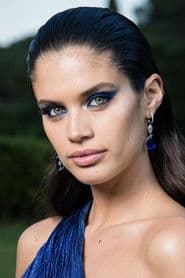 Sara Sampaio as Eve Teschmacher
