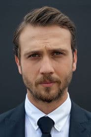 Aras Bulut İynemli as Memo
