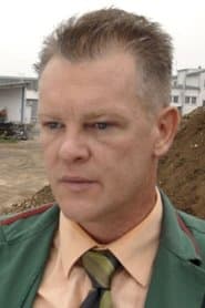 Thomas Lawinky as Schutzpolizei