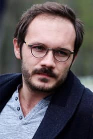 Deniz Celiloğlu as Yüzbaşı Faruk
