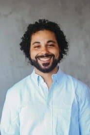 Edson Oliveira as Barbantinho Adulto - Older Stringy