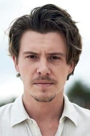 Xavier Samuel as Lieutenant Parker