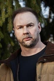 Thomas Tull as Gotham Rogues Owner (uncredited)