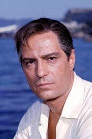 Nino Manfredi as Antonio