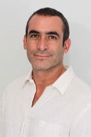 Daniel Martínez as Oficial Mendoza