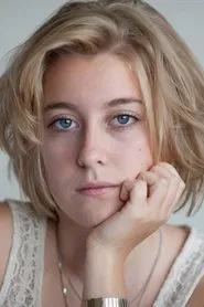 Louise Orry-Diquéro as Estelle