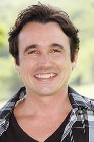 Caio Junqueira as Neto