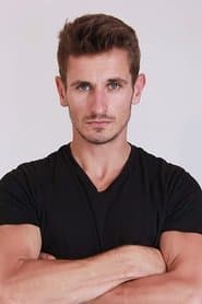 Gary Cothenet as Enzo