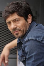 Hector Kotsifakis as Oficial Amaya