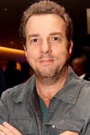 Augusto Madeira as Médico da Polícia