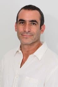 Daniel Martínez as Cruz