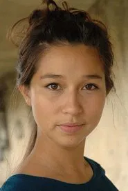Aoife Hinds as Sinead