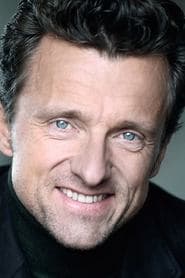 Stéphane Roux as TV Narrator (voice)