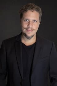 Gary Alazraki as Santiago