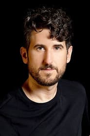 Héctor Carballo as Padre Río