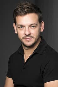 Ángel Saavedra as Presentador