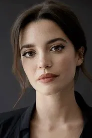 Joana Ribeiro as Mia