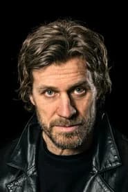 Jens Hultén as Janik Vinter