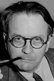 Raymond Chandler as Man Reading Book (uncredited)