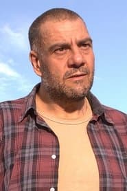 Walter Donado as Mario (segment "El más fuerte")