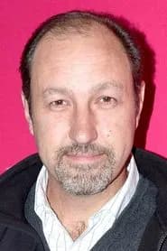 Rodrigo Murray as Gustavo