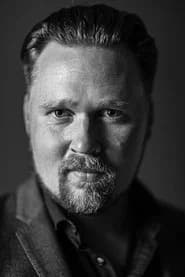 Christopher Wagelin as Henrik Müller