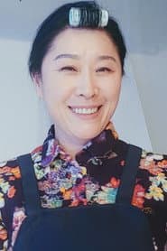 Jeong Mi-kyeong as Neighborhood Auntie
