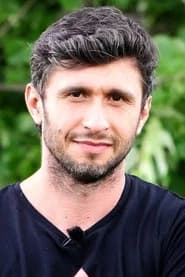 Dragoș Bucur as Ludo