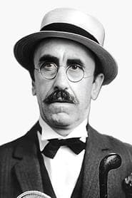 Jesús Guzmán as Pardue the Hotel Owner (uncredited)